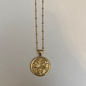 Elegant Gold Pendant Necklace